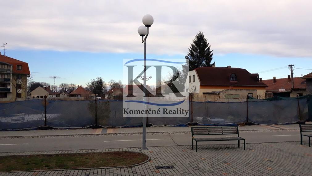 Lukratívny stavebný pozemok 1330m2 priamo v centre Sládkovičova