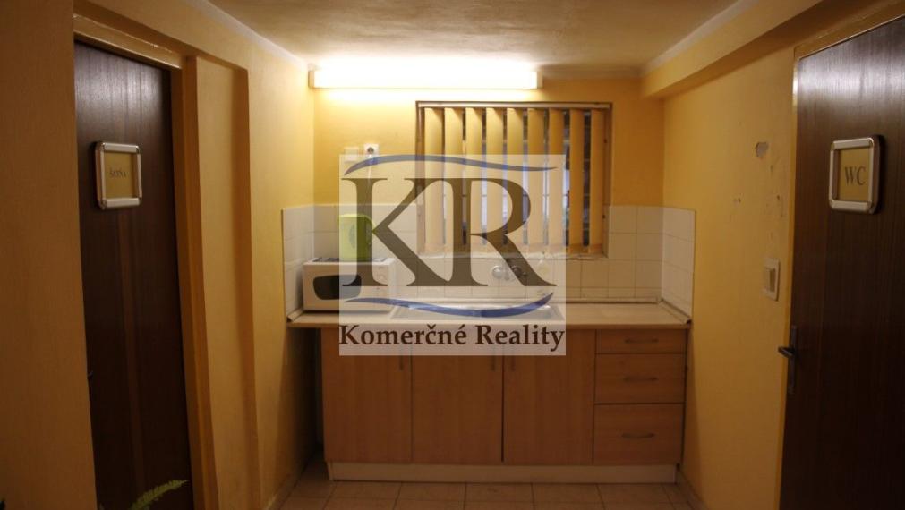 Priemyselná budova 1200 m2 na PREDAJ, Trenčín