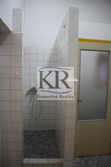 Priemyselná budova 1200 m2 na PREDAJ, Trenčín