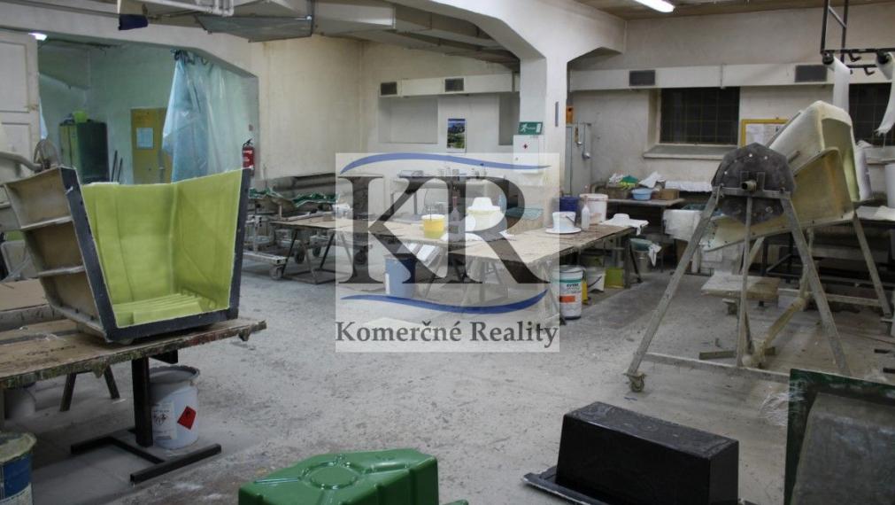 Priemyselná budova 1200 m2 na PREDAJ, Trenčín