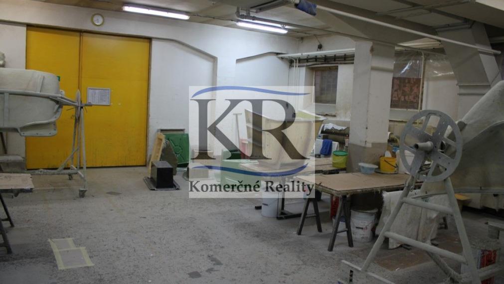 Priemyselná budova 1200 m2 na PREDAJ, Trenčín