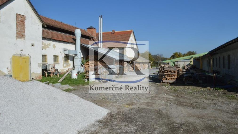 Priemyselná budova 1200 m2 na PREDAJ, Trenčín