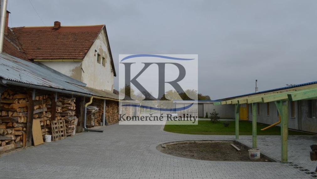 Priemyselná budova 1200 m2 na PREDAJ, Trenčín