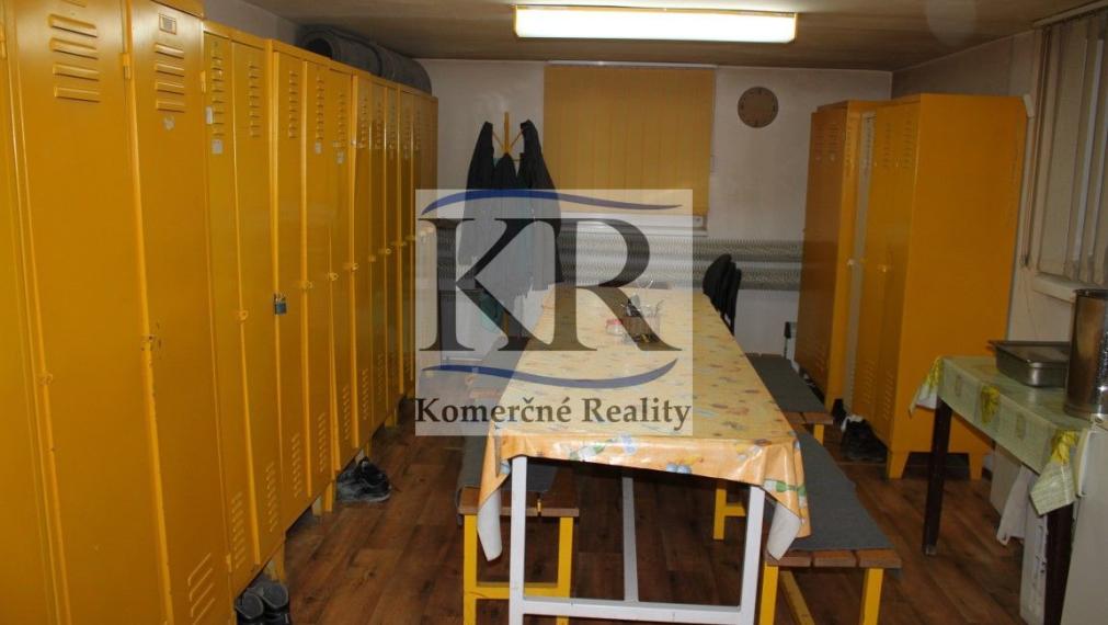 Priemyselná budova 1200 m2 na PREDAJ, Trenčín