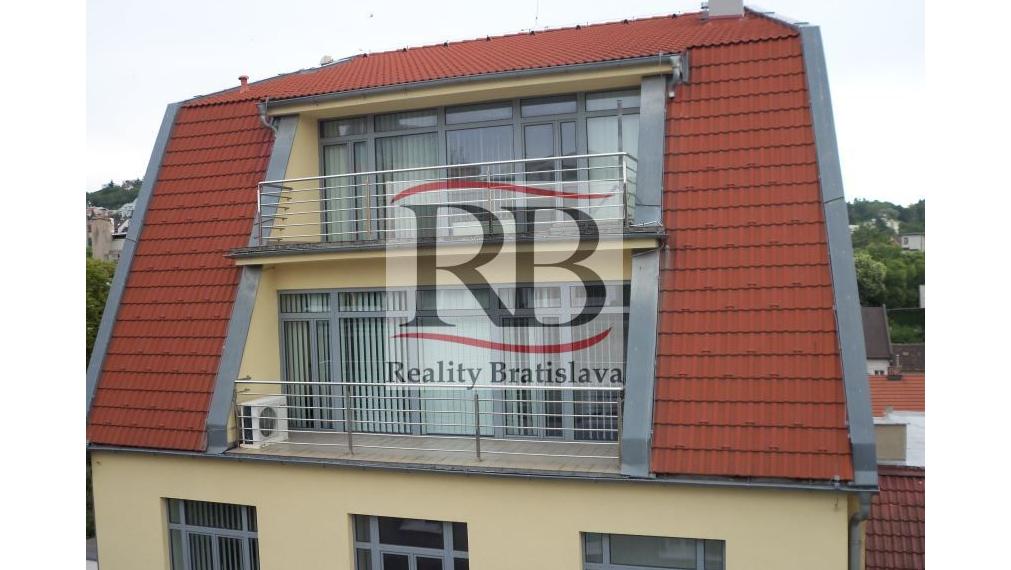 Ucelený kancelársky celok s terasou, v blízkosti Hlavnej stanice, 130,35 m² + terasa