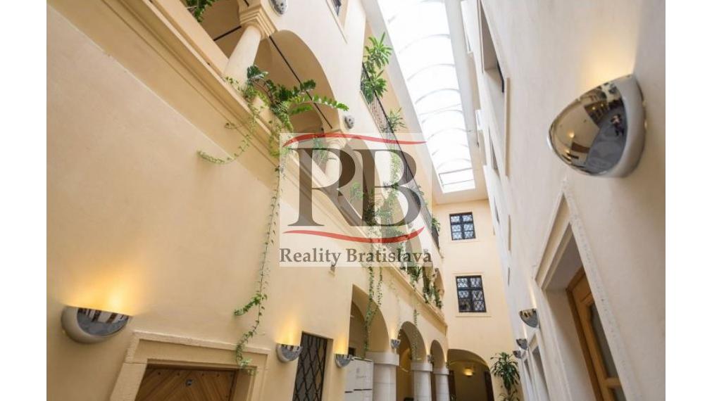 Kancelária na Michalskej ulici v Starom Meste