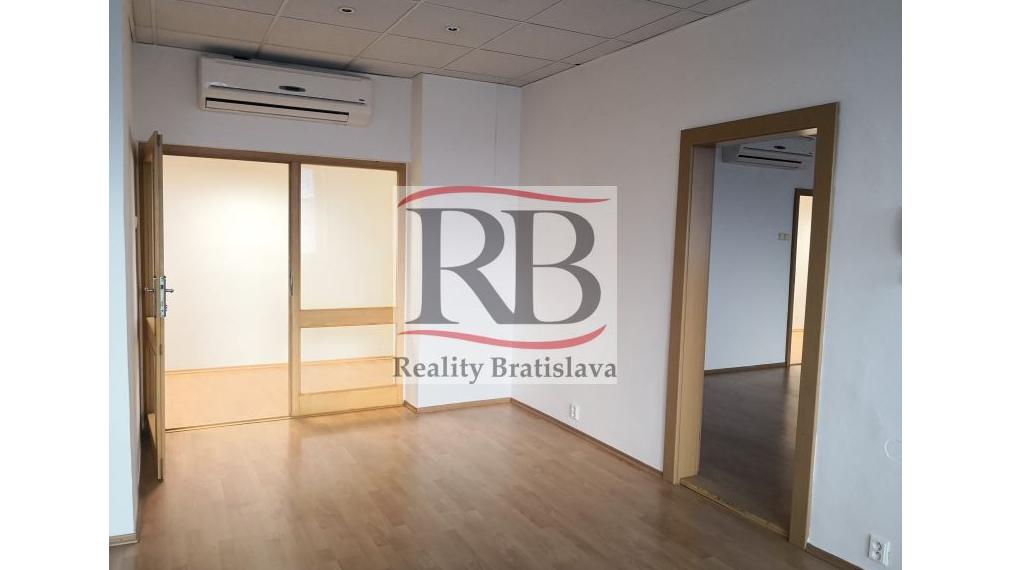 Uzavretý kancelársky celok v blízkosti trhoviska Miletičova, 244 m2 alebo 484 m2