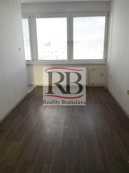 Uzavretý kancelársky celok v blízkosti trhoviska Miletičova, 244 m2 alebo 484 m2