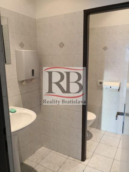 Uzavretý kancelársky celok v blízkosti trhoviska Miletičova, 244 m2 alebo 484 m2