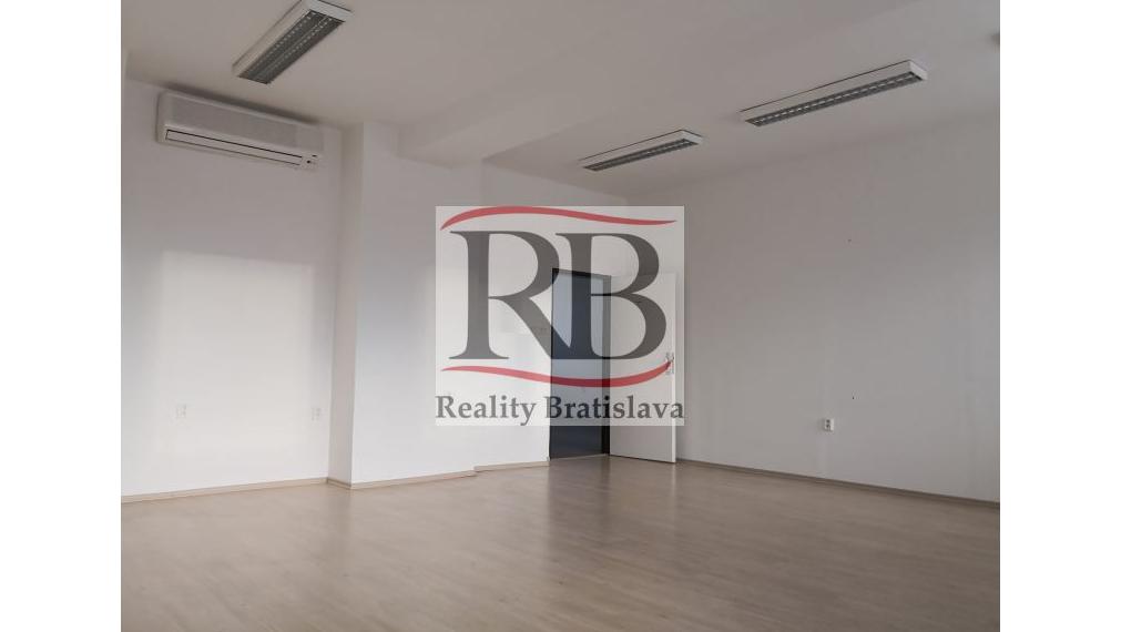 Uzavretý kancelársky celok v blízkosti trhoviska Miletičova, 244 m2 alebo 484 m2