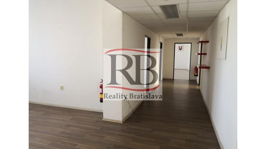 Uzavretý kancelársky celok v blízkosti trhoviska Miletičova, 244 m2 alebo 484 m2