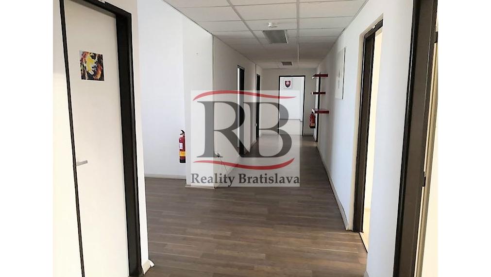 Uzavretý kancelársky celok v blízkosti trhoviska Miletičova, 244 m2 alebo 484 m2