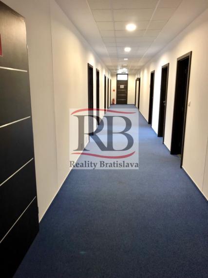 Kancelárske priestory na predaj, v blízkosti diaľničného obchvatu a letiska