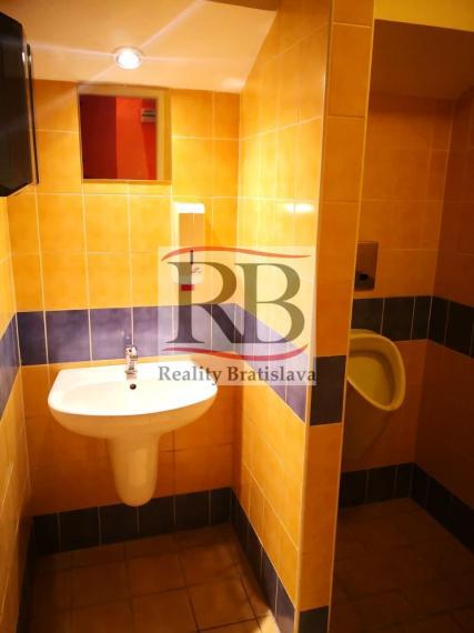 Obchodný priestor vhodný na reštauráciu, v centre, 200 m2 + 50 m2 byt