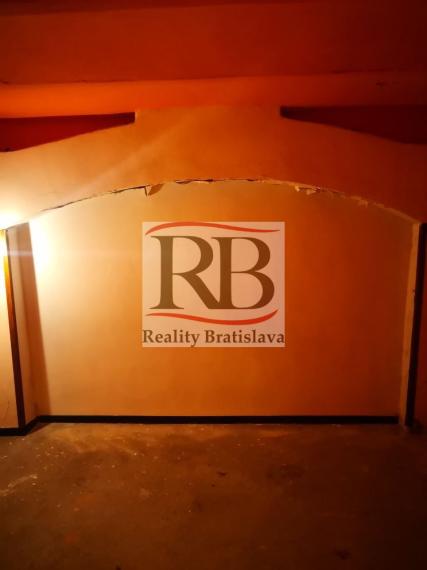 Obchodný priestor vhodný na reštauráciu, v centre, 200 m2 + 50 m2 byt