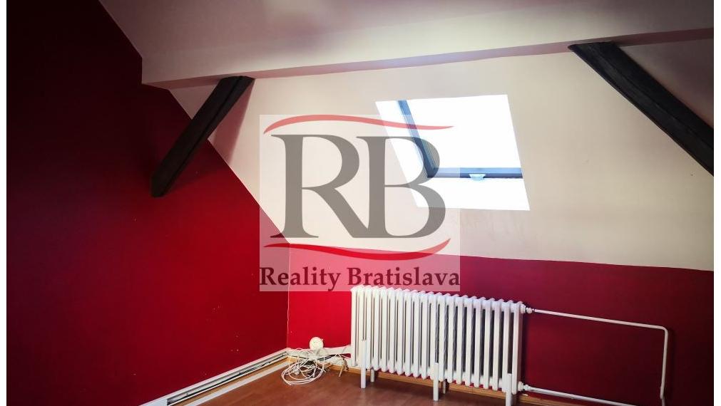 Obchodný priestor vhodný na reštauráciu, v centre, 200 m2 + 50 m2 byt