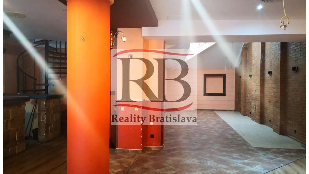 Obchodný priestor vhodný na reštauráciu, v centre, 200 m2 + 50 m2 byt