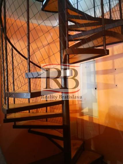 Obchodný priestor vhodný na reštauráciu, v centre, 200 m2 + 50 m2 byt