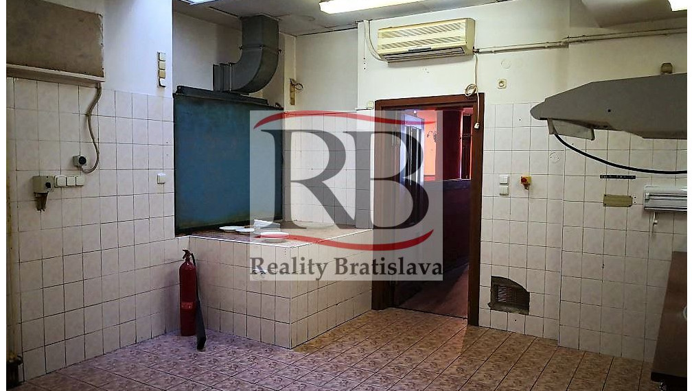 Obchodný priestor vhodný na reštauráciu, v centre, 200 m2 + 50 m2 byt