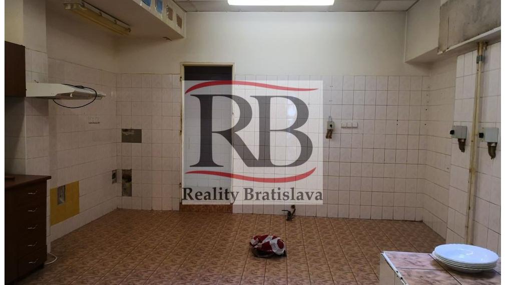 Obchodný priestor vhodný na reštauráciu, v centre, 200 m2 + 50 m2 byt