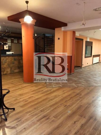 Obchodný priestor vhodný na reštauráciu, v centre, 200 m2 + 50 m2 byt