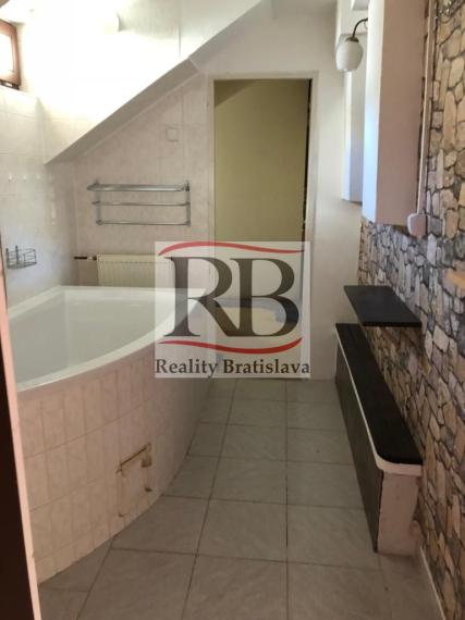 Obchodný priestor vhodný na reštauráciu, v centre, 200 m2 + 50 m2 byt