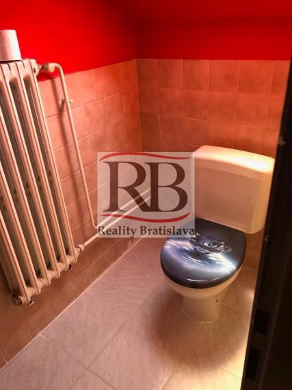 Obchodný priestor vhodný na reštauráciu, v centre, 200 m2 + 50 m2 byt