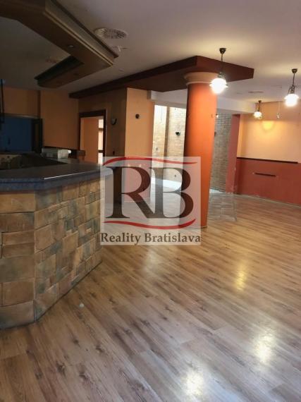 Obchodný priestor vhodný na reštauráciu, v centre, 200 m2 + 50 m2 byt