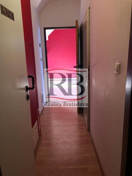 Obchodný priestor vhodný na reštauráciu, v centre, 200 m2 + 50 m2 byt