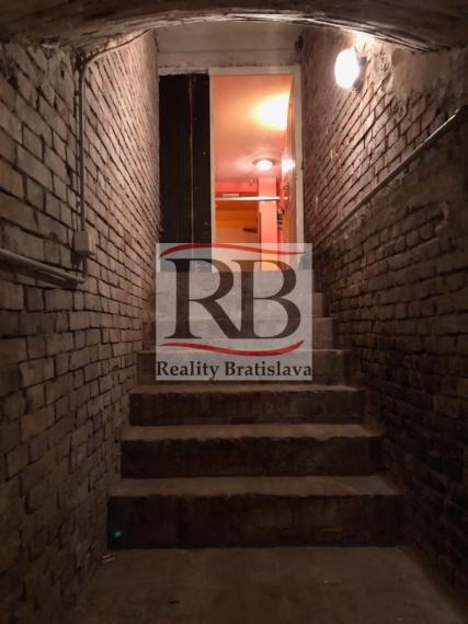 Obchodný priestor vhodný na reštauráciu, v centre, 200 m2 + 50 m2 byt