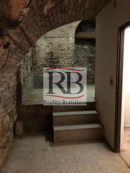 Obchodný priestor vhodný na reštauráciu, v centre, 200 m2 + 50 m2 byt