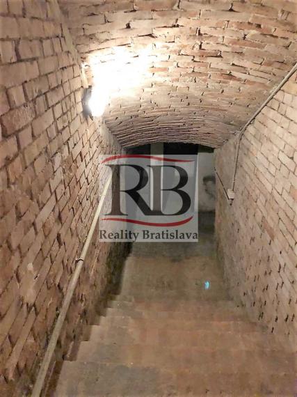 Obchodný priestor vhodný na reštauráciu, v centre, 200 m2 + 50 m2 byt