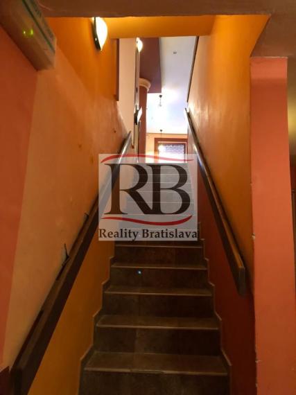 Obchodný priestor vhodný na reštauráciu, v centre, 200 m2 + 50 m2 byt