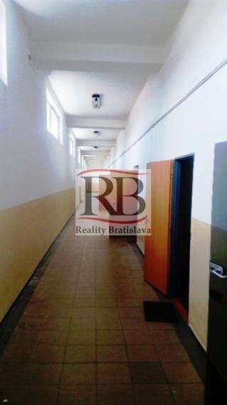 Klimatizovaný kancelársky priestor na Bojnickej ul. v Novom meste, 26m2