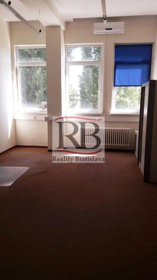 Klimatizovaný kancelársky priestor na Bojnickej ul. v Novom meste, 36m2