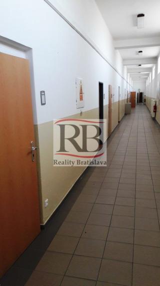 Klimatizovaný kancelársky priestor na Bojnickej ul. v Novom meste, 36m2