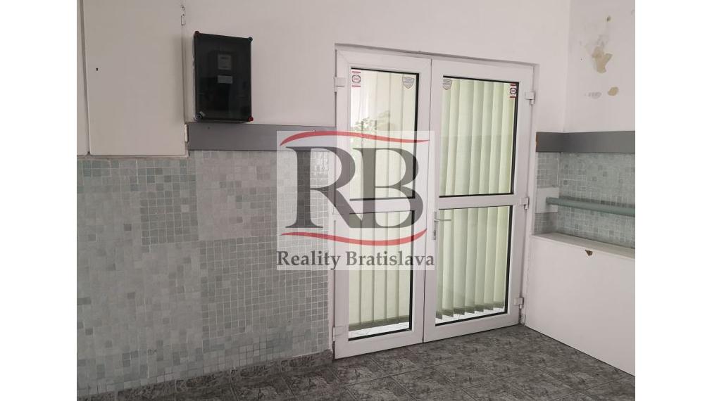 Priestory po KLINIKE, vhodné na ambulancie, kancelárie, 360 m2