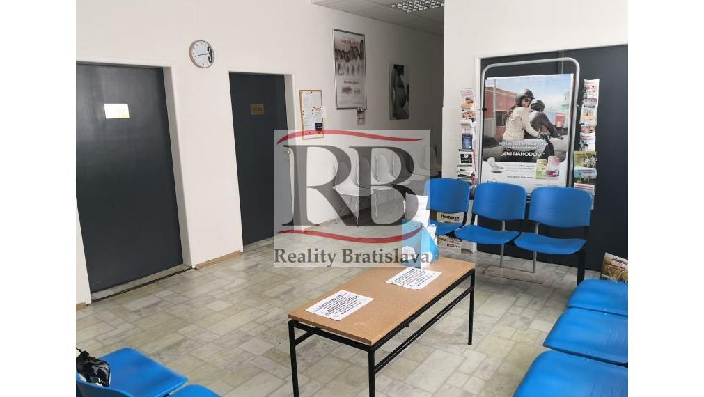 Priestory po KLINIKE, vhodné na ambulancie, kancelárie, 360 m2