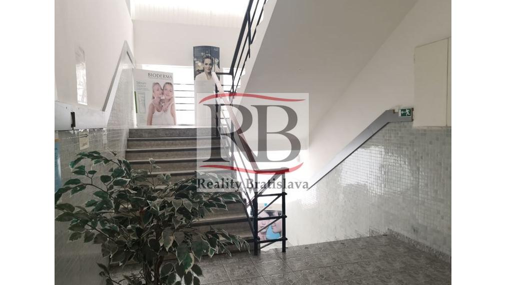 Priestory po KLINIKE, vhodné na ambulancie, kancelárie, 360 m2