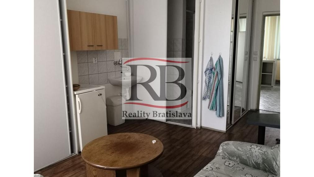 Priestory po KLINIKE, vhodné na ambulancie, kancelárie, 360 m2