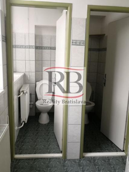 Priestory po KLINIKE, vhodné na ambulancie, kancelárie, 360 m2