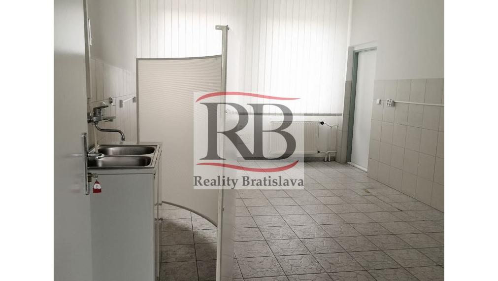 Priestory po KLINIKE, vhodné na ambulancie, kancelárie, 360 m2