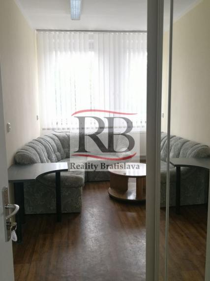 Priestory po KLINIKE, vhodné na ambulancie, kancelárie, 360 m2