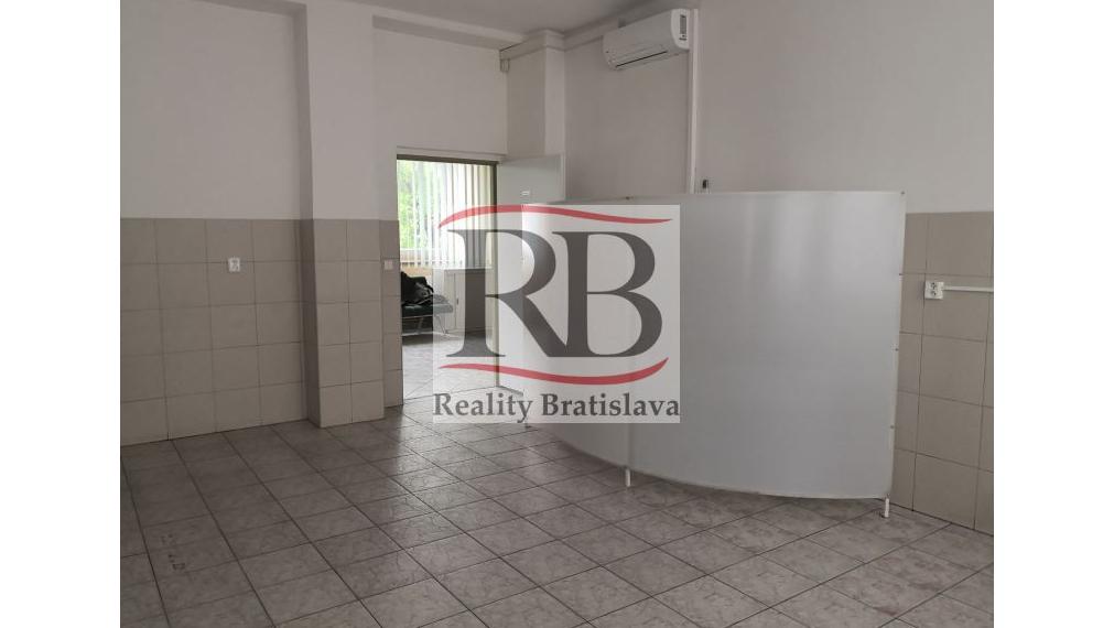 Priestory po KLINIKE, vhodné na ambulancie, kancelárie, 360 m2