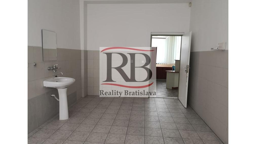 Priestory po KLINIKE, vhodné na ambulancie, kancelárie, 360 m2