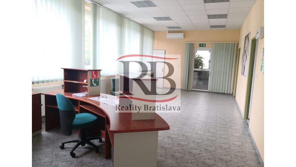 Priestory po KLINIKE, vhodné na ambulancie, kancelárie, 360 m2