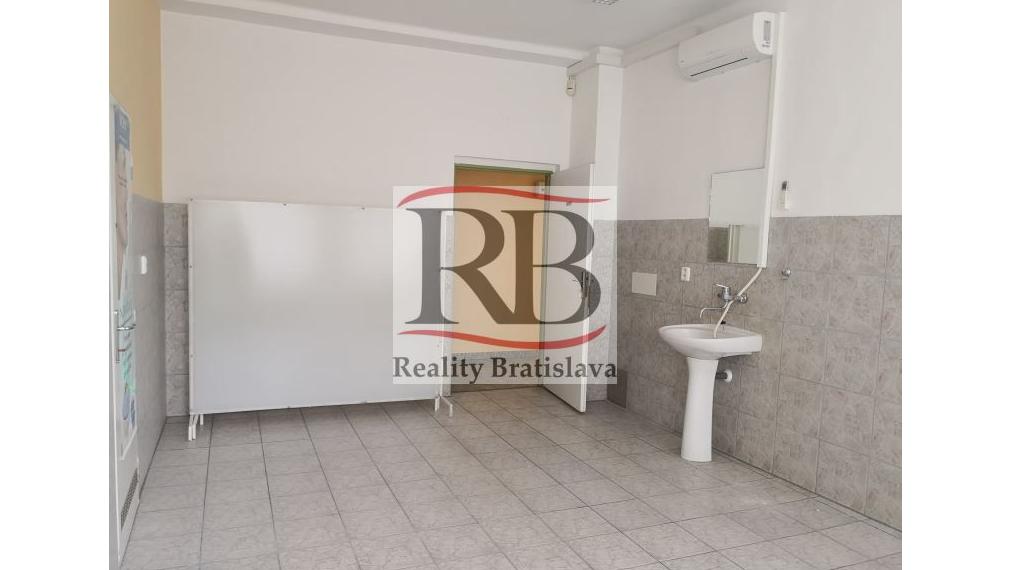 Priestory po KLINIKE, vhodné na ambulancie, kancelárie, 360 m2