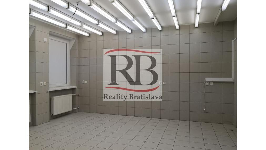 Priestory po KLINIKE, vhodné na ambulancie, kancelárie, 360 m2