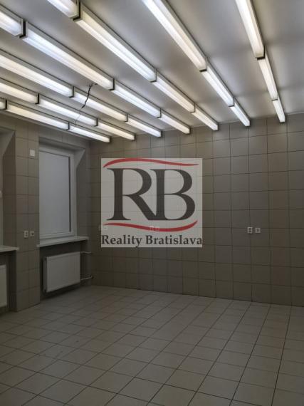 Priestory po KLINIKE, vhodné na ambulancie, kancelárie, 360 m2