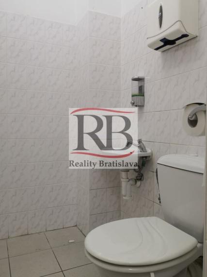 Priestory po KLINIKE, vhodné na ambulancie, kancelárie, 360 m2